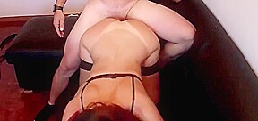 elle se cambre pour mieux sentir Step son sexe en elle