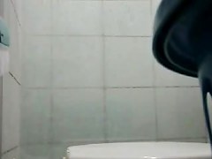 espiando ala esposa en la rregadera