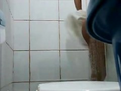 espiando ala esposa en la rregadera