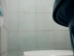espiando ala esposa en la rregadera