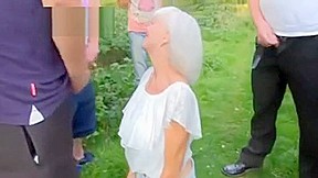 mamie suce dans la nature