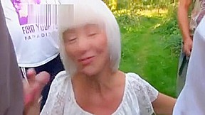 mamie suce dans la nature