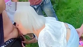mamie suce dans la nature