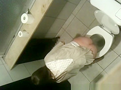 manages to film women pissing