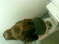 manages to film women pissing