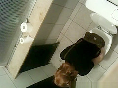 manages to film women pissing