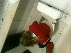 manages to film women pissing